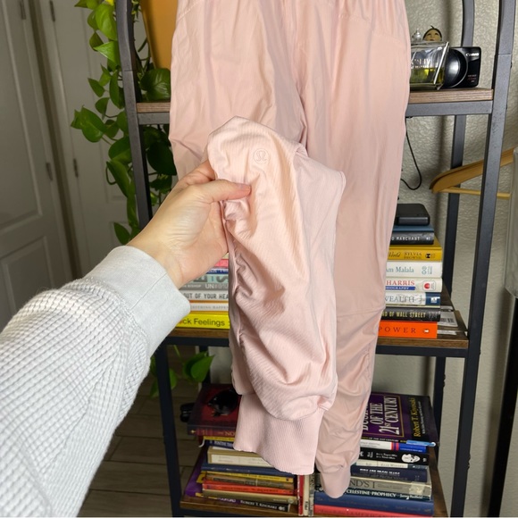 Lululemon Beyond the Studio Jogger Feather Pink- Women’s Size 4 $118 - Picture 5 of 13